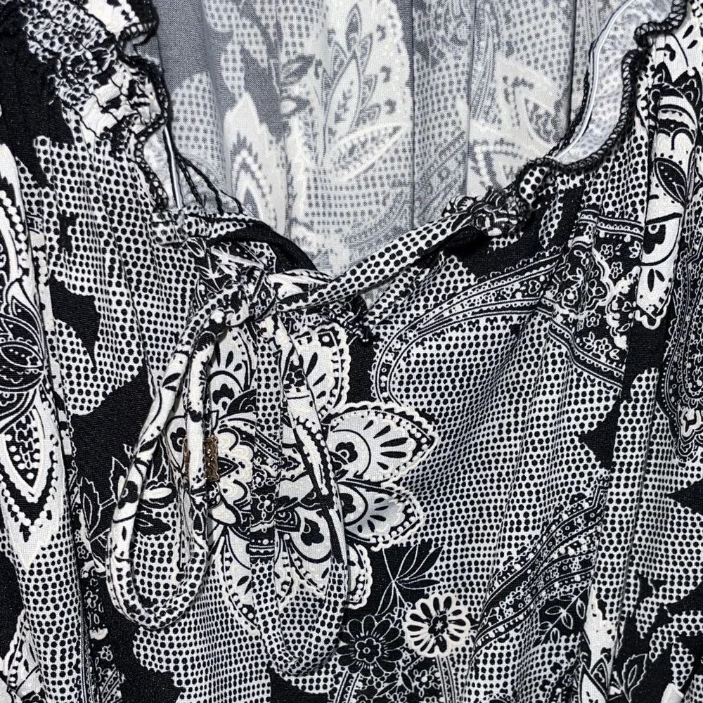 Black & White Floral Puff-Sleeve Midi Dress by - Picture 5 of 8